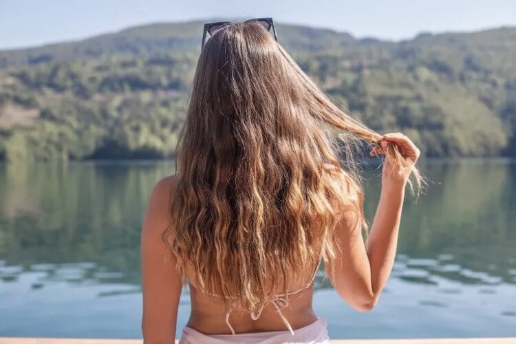 Trying to keep your hair healthy this summer? Make sure to keep it clean, add nourishing hair care, and eat well to avoid hair loss and stress that comes with it. 